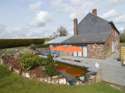 una casa con piscina en el patio en Detached holiday home in Goesnes with private pool en Goesnes