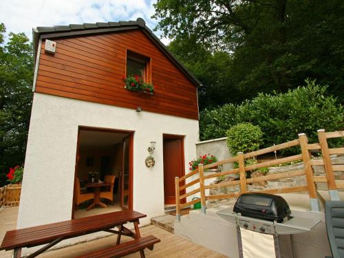 エワイユにあるCottage with a terrace and a view of the valleyの小屋