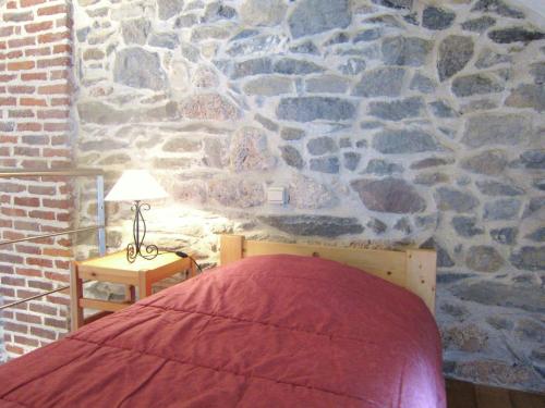 Apartment near Forest and Hiking Trailsにあるベッド