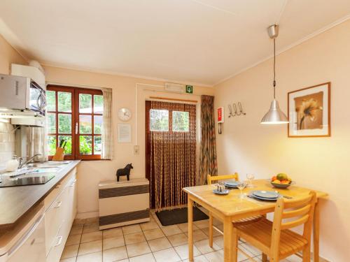 バルヴォーにあるClassy Apartment in Bohon with Gardenのキッチン、ダイニングルーム(テーブル付)、
