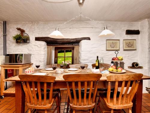 NadrinにあるRomantic holiday house in the Ardennesのキッチン(大きな木製テーブル、椅子付)