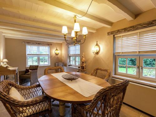 - une salle à manger avec une table et des chaises en bois dans l'établissement Elegant Holiday Home in Koksijde with Sauna, à Coxyde