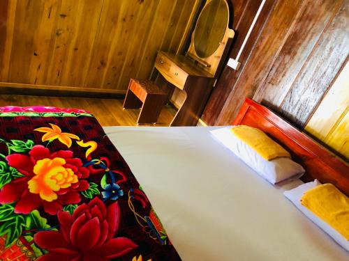 Un pat sau paturi într-o cameră la Trần Thực homestay-Ba bể