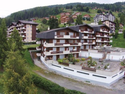 een luchtzicht op een gebouw in een stad bij Apartment only approx 60m from the ski lift in La Tzoumaz