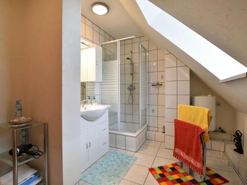 クリュツにあるAttractive Apartment in Klutz near the Seaのバスルーム(シャワー、シンク付)