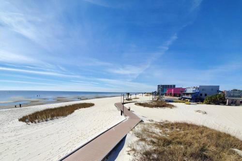vistas a una playa con el océano y a los edificios en Seaside Gem, en Biloxi