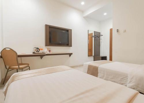 Tempat tidur dalam kamar di Nietsa Guest House Syariah Palu Mitra RedDoorz