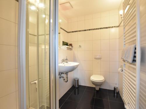 StellshagenにあるWohlfühlparadies Helmaのバスルーム(洗面台、トイレ付)