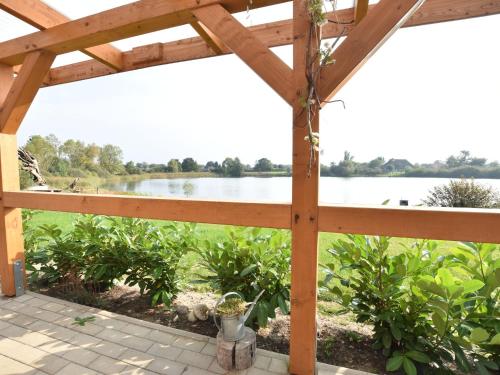 Κήπος έξω από το Bezauberndes Ferienhaus in Rühn am See