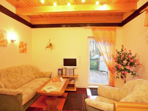 ein Wohnzimmer mit einem Sofa, einem Tisch und einem TV in der Unterkunft Holiday home with terrace in Schmogrow Fehrow in Schmogrow