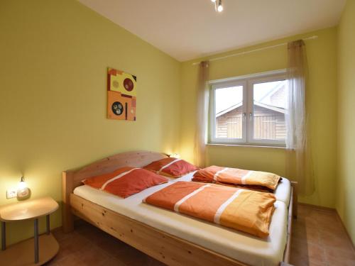 a bedroom with a bed and a window at Gemuetliches Ferienhaus in Zierow mit Sauna in Zierow