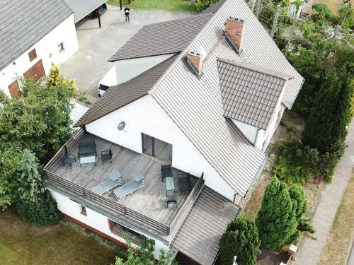 an overhead view of a white house with a roof at Mönkebude Coastal Garden Stay in Mönkebude