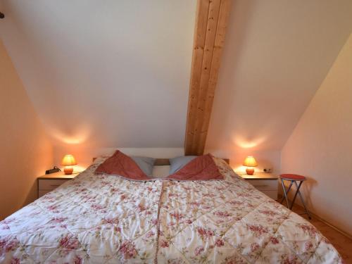 MaltzienにあるCosy Apartment in Garz with Gardenのベッドルーム1室(ベッド1台、ランプ2つ、テーブル2台付)