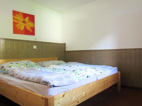 uma cama com uma estrutura de madeira num quarto em Apartment with terrace in H ddingen em Bad Wildungen