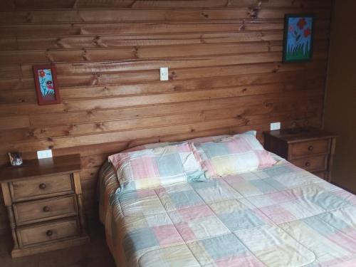 Een bed of bedden in een kamer bij Alojha Coliumo Dichato