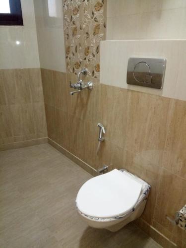a bathroom with a toilet in a shower at The Divine Oak in Katra
