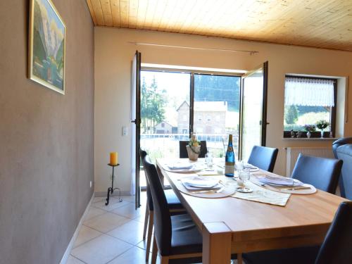 uma sala de jantar com uma mesa de madeira e cadeiras em Sun Kissed Apartment in Lirstal with Garden em Lirstal