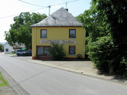 un edificio amarillo al lado de una calle en Large group house beautifully located in Eifel, en Ammeldingen