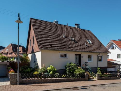 ハスラッハ・イム・キンツィクタールにあるCheerful apartment near city centre of Haslachの茶屋根白屋