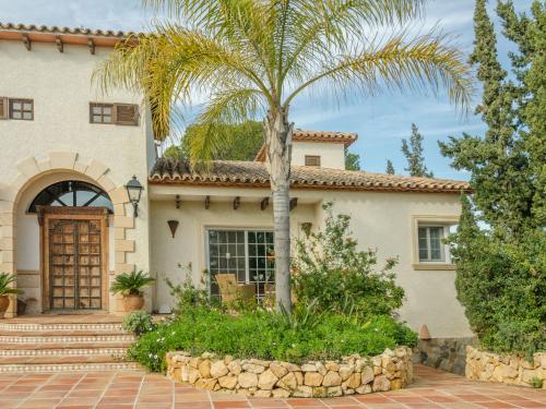 palma przed domem w obiekcie Villa in L'Albir with Pool and Near Golf w mieście Foyes Blanques