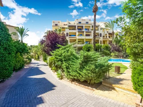 un sentiero di fronte a un edificio con alberi e cespugli di Belvilla by OYO Casa Buena Vista ad Altea