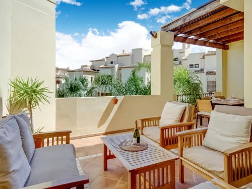 einen Balkon mit Stühlen und einem Tisch mit einer Flasche Wein in der Unterkunft Belvilla by OYO Casa Buena Vista in Altea