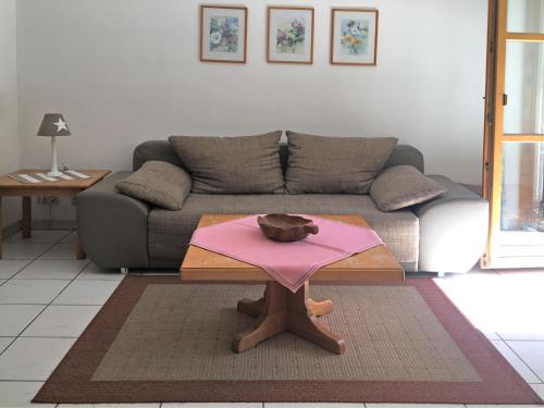ein Wohnzimmer mit einem Sofa und einem Tisch in der Unterkunft Modern Holiday Home in Schonau am Konigsee near Ski Area in Mitterbach