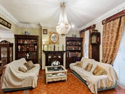 ein Wohnzimmer mit 2 Stühlen und einem Kronleuchter in der Unterkunft Belvilla by OYO Casona la Huertita in Membrío