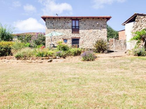 uma antiga casa de pedra com um jardim em frente em Belvilla by OYO Casa Ribeira Sacra em Castillón