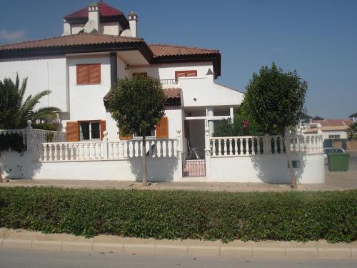 カンポアモールにあるExplore Costa Blanca from a Family Friendly Holiday Homeの白塀と木のある白い家