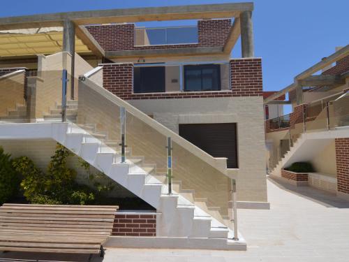 オリフエラ・コスタにあるBelvilla by OYO Modern Apartment in Orihuela Costaのレンガ造りの建物