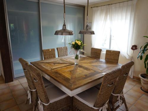 jadalnia z drewnianym stołem i krzesłami w obiekcie Stylish Alfàs del Pi Stay w mieście Albir