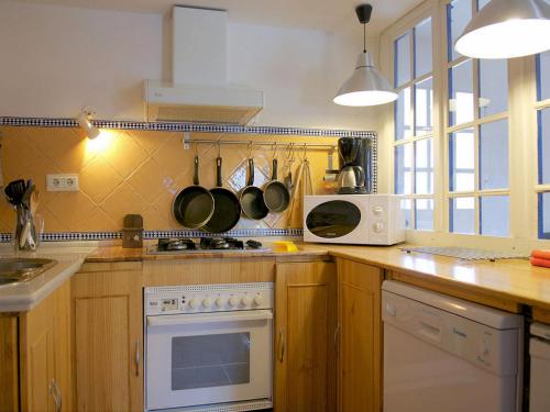 een keuken met een fornuis en een magnetron bij Belvilla by OYO Casa Candela in Ronda