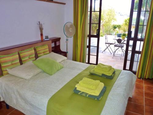 La JoyaにあるLuxury Villa with Private Pool in Almogia Andalusiaのベッドルーム1室(ベッド1台、タオル2枚付)
