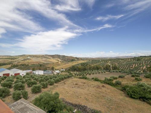 een luchtzicht op een boerderij met bomen en heuvels bij Belvilla by OYO Casa en Villanueva de San Juan in Villanueva de San Juan