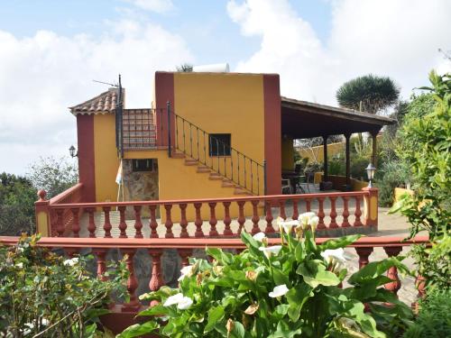 una casa con una escalera delante de ella en Belvilla by OYO Casita Orotava, en La Orotava