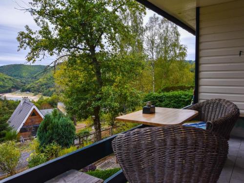 einen Tisch und zwei Stühle auf einem Balkon mit Aussicht in der Unterkunft Holiday home in Miremont with garden in Saint-Jacques-dʼAmbur