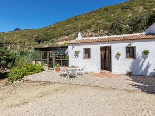 a white house with a table and chairs in front of it at Belvilla by OYO Casa Cantareros in La Joya