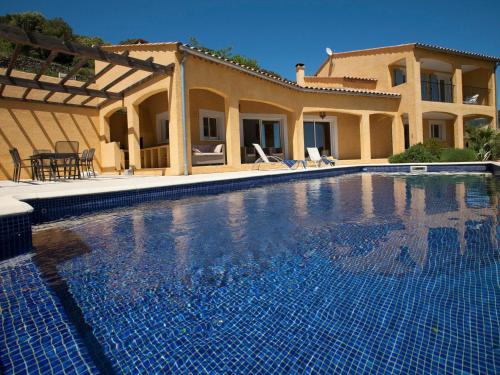 ein großer Pool vor einem Haus in der Unterkunft Adorable Villa with in Roquebrun Swimming Pool in Roquebrun