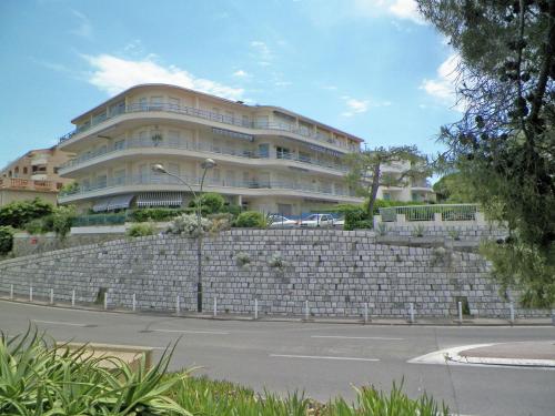 アンティーブにあるContemporary Apartment in Antibes with Terraceの石垣上の大きな建物