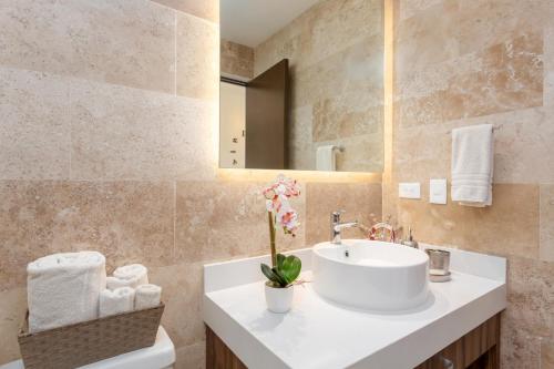 une salle de bain avec un lavabo et un miroir dans l'établissement Studio Vanessa beach 42 a 1 min de la playa y 5ta av, à Playa del Carmen