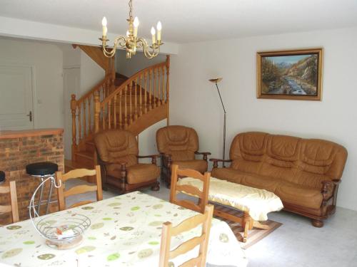 - un salon avec un canapé, des chaises et une table dans l'établissement Cosy holiday home 700m from the beach, à Erquy
