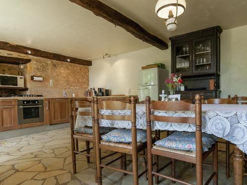 une cuisine avec une table et des chaises dans une pièce dans l'établissement Charming Estate Dordogne with Pool, à Meyrals