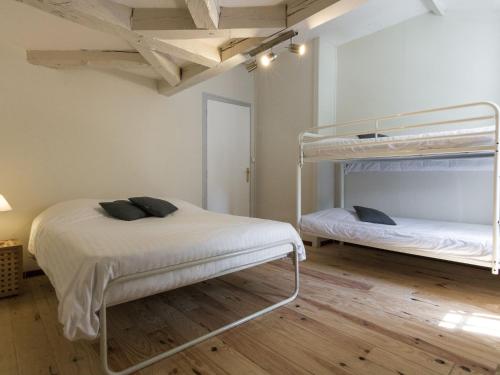 ChaleixにあるComfortable lodge with terrace, in Bloemendaalのウッドフロアのベッドルーム1室(二段ベッド2組付)