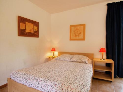 - une chambre avec un lit et deux lampes sur les tables dans l'établissement Cottage in Vézac near Forest and Lake, à Beynac-et-Cazenac