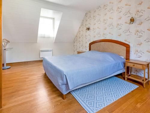 - une chambre avec un lit et un tapis bleu dans l'établissement Quaint Holiday Home in Logonna Daoulas near Sea, à Logonna-Daoulas