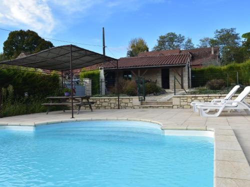 MontcléraにあるAttractive holiday home in Montcl ra with poolのスイミングプール(パラソル、テーブル、椅子付)