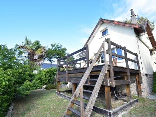 ein Haus mit einer Treppe, die hinauf führt in der Unterkunft Scenic Holiday Home in Fermanville near Sea in Fermanville