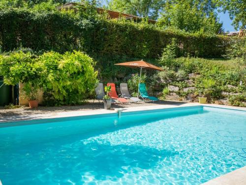 Foto da galeria de Quiet holiday home with large pool em Saint-Martin-le-Redon