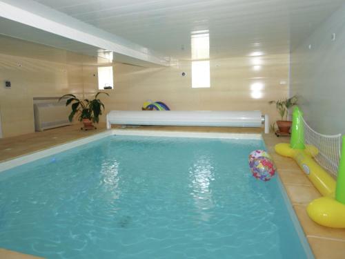 ein großer Pool mit Rutsche und aufblasbarer in der Unterkunft Peaceful holiday home with heated pool in Vignol
